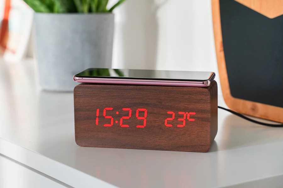 Avenwood Nussbaum Holz Wecker Mit Qi Charging (10W)