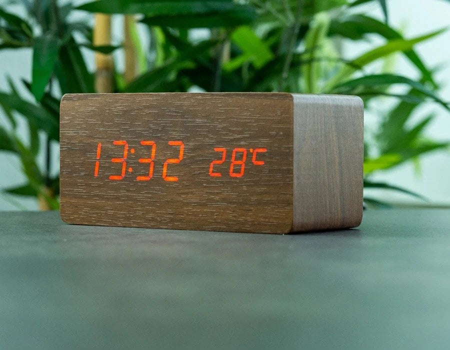 Avenwood Nussbaum Holz Wecker Mit Qi Charging (10W)